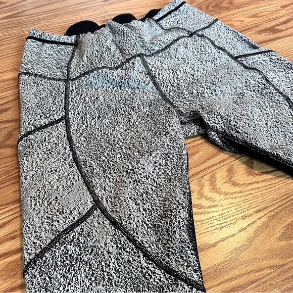 Lululemon Reflective Speed Tight Leggings Size 10 Black/White Pixel Print - Picture 5 of 16